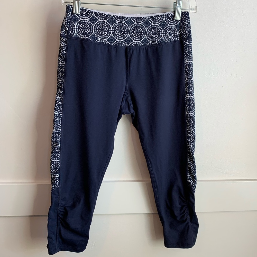 Kyodan Blue & White Mandala Pattern Cropped Leggings